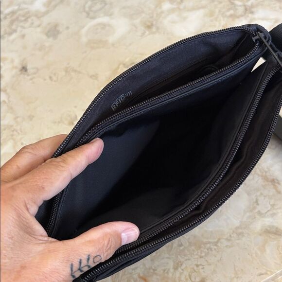 NWOT Tracker Anti Theft RFID Black Nylon Crossbody Bag Unisex - Picture 9 of 12